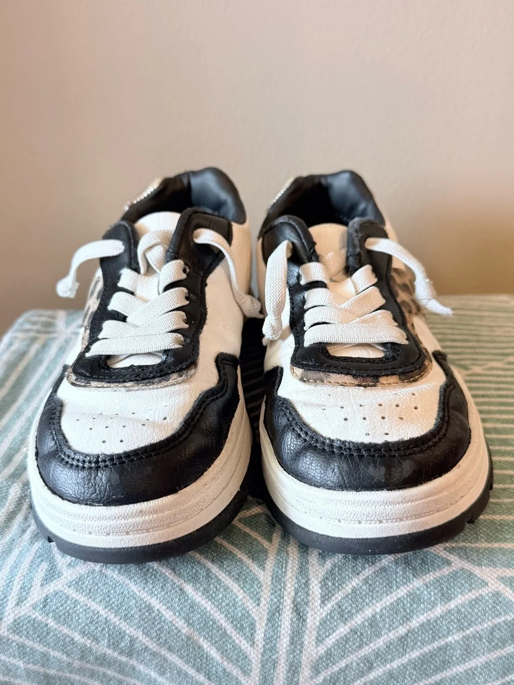 Girls White & Black Leopard Accent Sneakers - Size 13